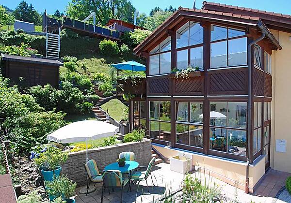 Das Haus mit Garten und Wintergarten