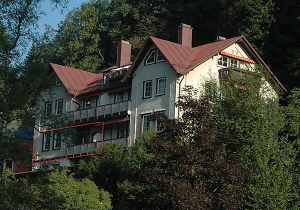 Hausansicht mit rot markierter Wohnung