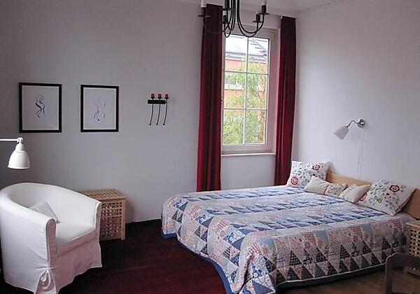 SW-Zimmer: Doppelbett mit Westfenster
