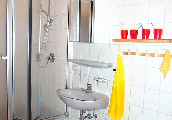 Bad: Dusche und Waschtisch