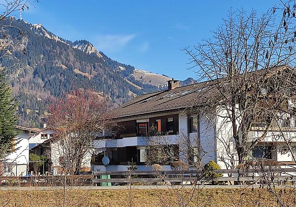 Außenansicht mit Blick auf den Grünten