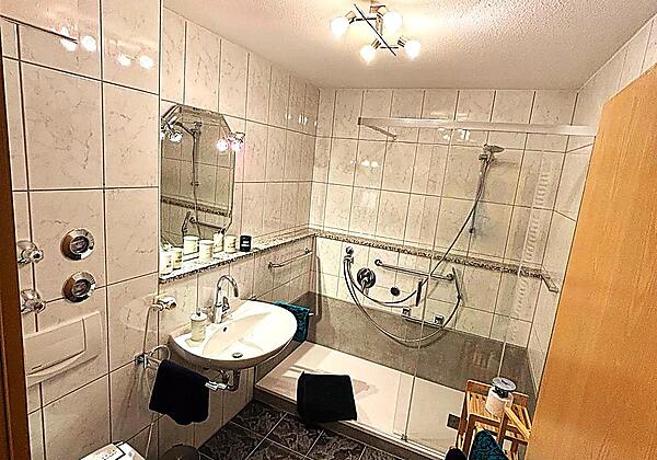 Begehbare Dusche und WC mit Popodusche