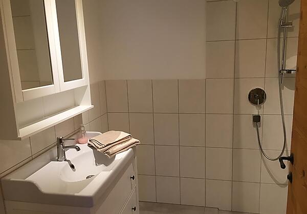 Badezimmer mit Dusche und Waschbecken
