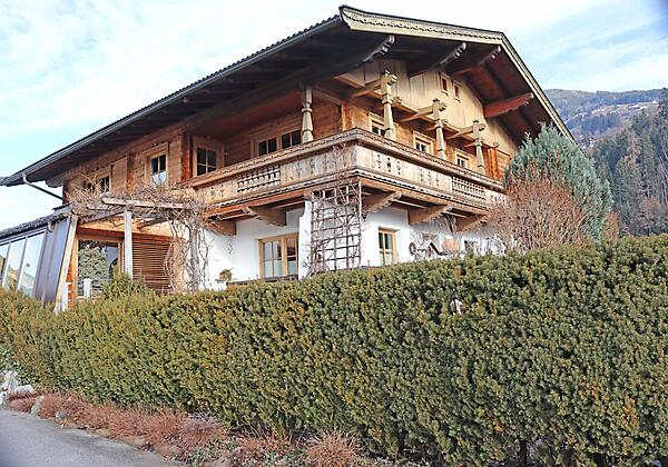 Hauser Sommer Vorderseite Balkone