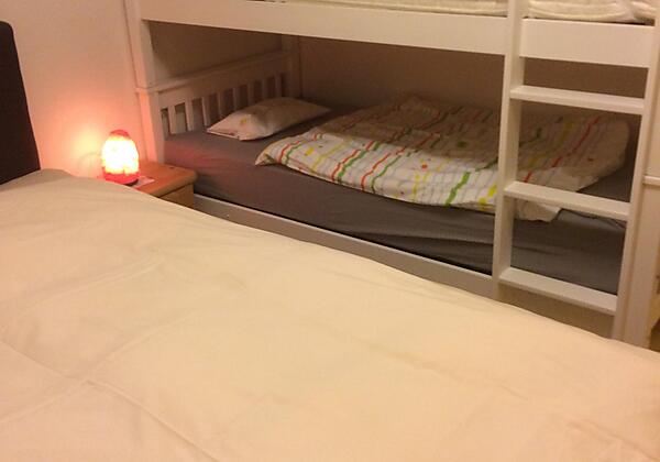 Etagenbett neben Boxspringbett