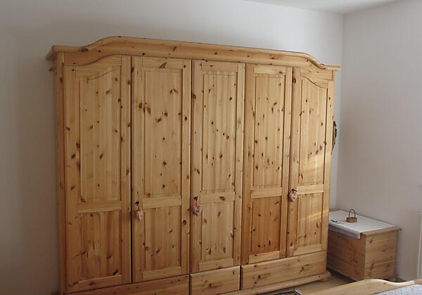 Kleiderschrank im Schlafzimmer