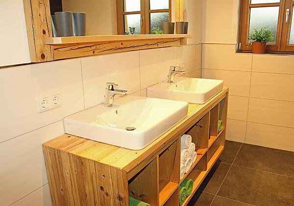 Großes Bad mit integriertem Radio-Lautsprecher