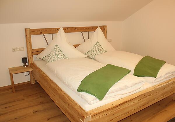 Helles Schlafzimmer mit Bergblick