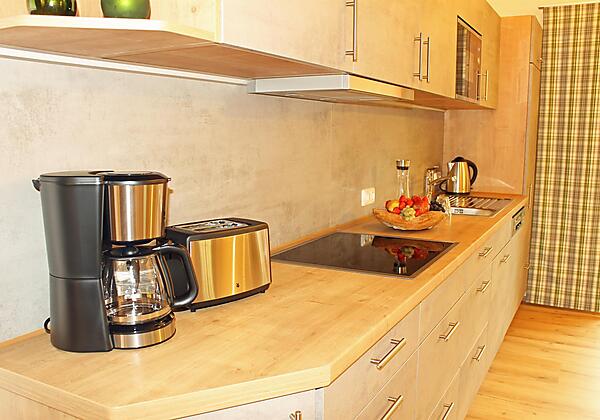 Küchenzeile mit Mikrowelle und Spülmaschine