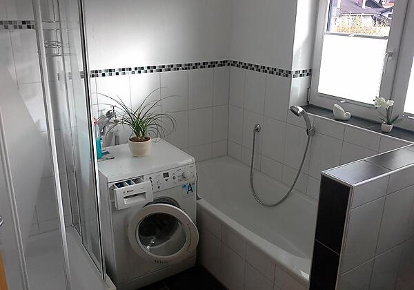 Bad mit Badewanne + Dusche + Waschtrockner