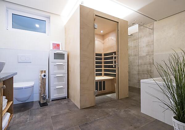 Wellnessbad mit Infrarotkabine
