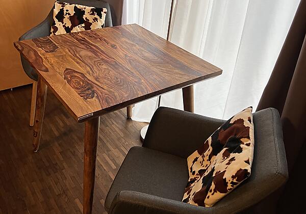 Essplatz mit Vollholztisch am Fenster