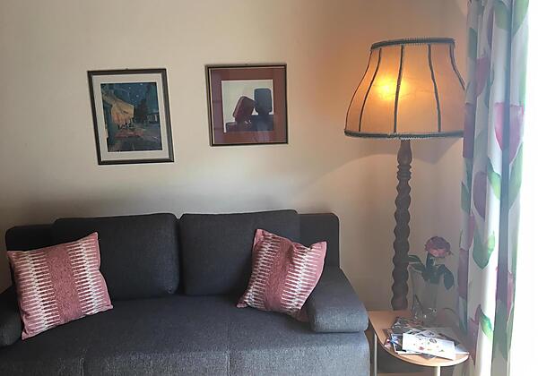 Gemütliches Sofa im Wohnzimmer