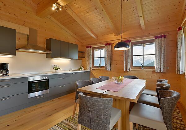 Küche, Eßtisch für 8 Pers., top ausgestattet