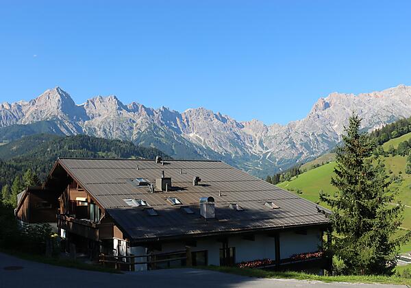 Appartementhaus vor Bergmassiv