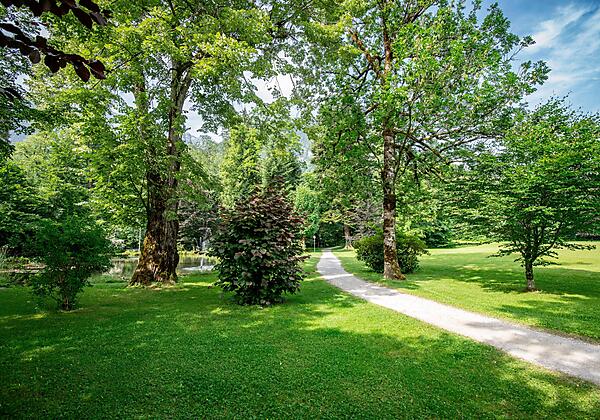 Spazierweg durch den Schlosspark Grubhof