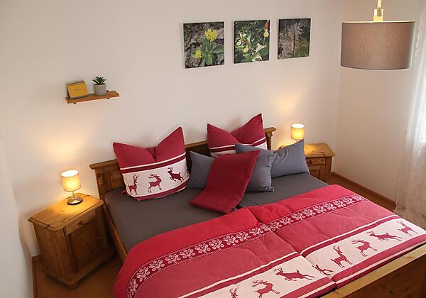 Doppelbett im ersten Schlafzimmer