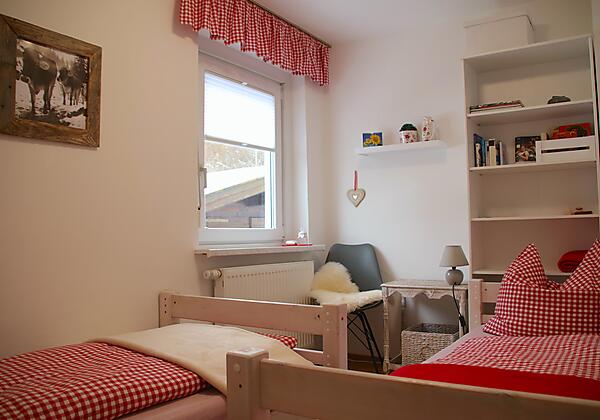 Zweites Schlafzimmer mit zwei Einzelbetten