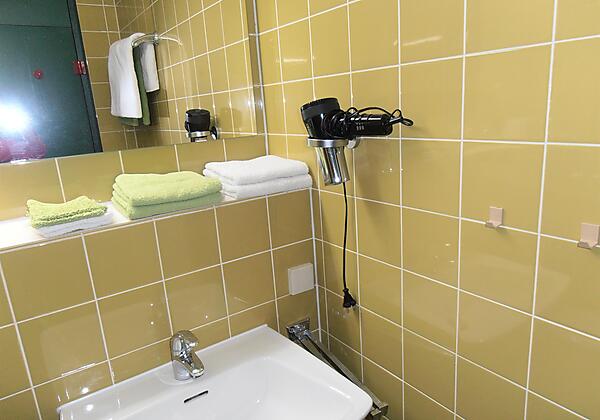 Bad, Waschtisch, Föhn