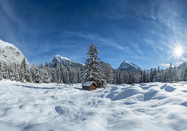 Heustadl im Schnee im Karwendelgebirge im Winter -