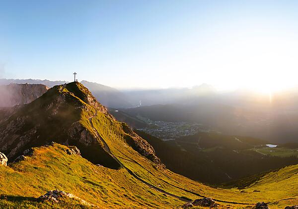 Wanderer auf der Seefelder Spitze im Sonnenunterga
