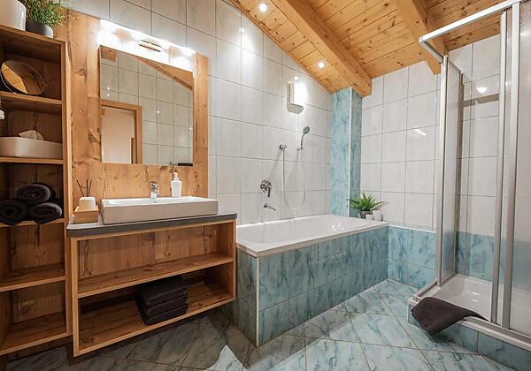 Bad mit Dusche und Badewanne - Ferienwohnung Gabi