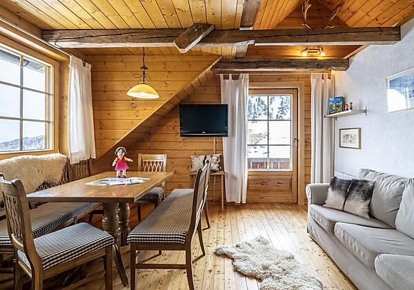 Zirbenhütte Esstisch und Sofa_by_Gert_Perauer