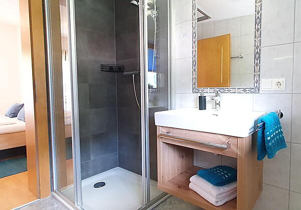 zweites Badezimmer mit Dusche, WC, Waschbecken