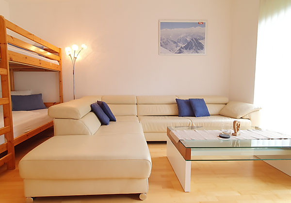 heller Wohnraum mit großer Couch