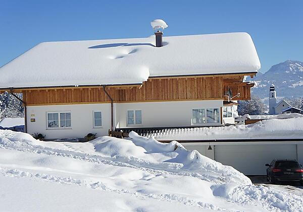 Tiefverschneit und blauer Himmel, Winter im Allgäu