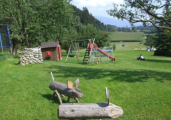 Garten mit Spielplatz