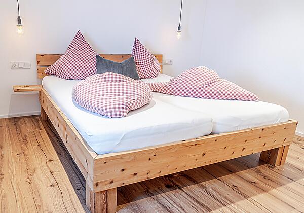 Schlafzimmer mit Zirbenbett