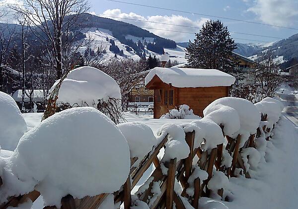 viel Schnee im Winter in unserem Garten