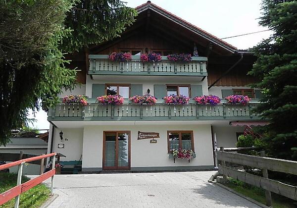 Hausansicht Frühling