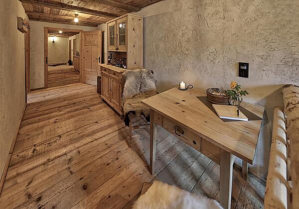 Gang mit Bücher-und Spieleschrank