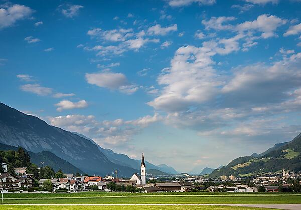 Dorfeinfahrt mit Pfarrkirche