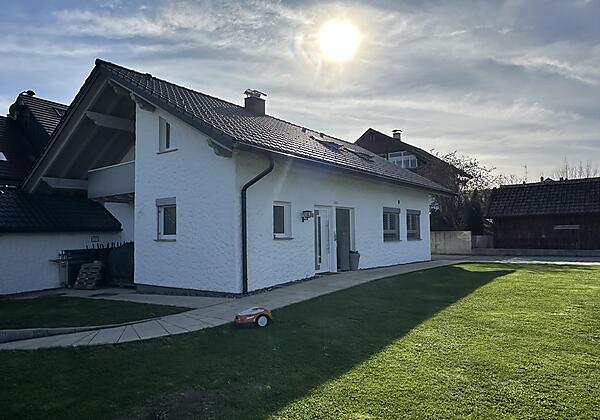 Hausansicht mit Garten