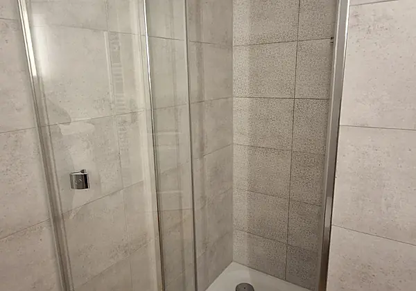 Badezimmer mit Dusche