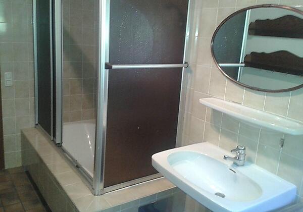 Bad und Dusche mit WC]