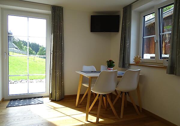 Essbereich im Wohnzimmer mit TV