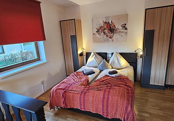 Großes Wohnzimmer mit französischem Doppelbett