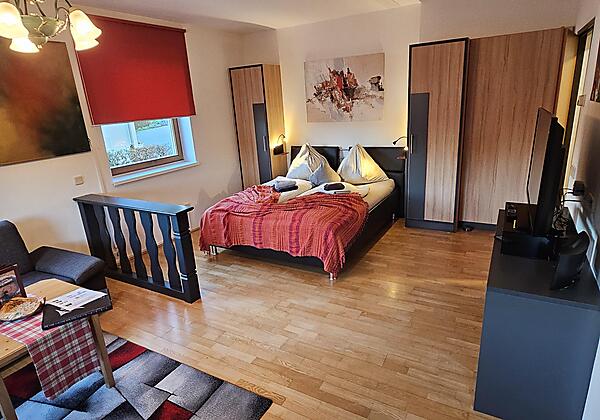 Großes Wohnzimmer mit französischem Doppelbett