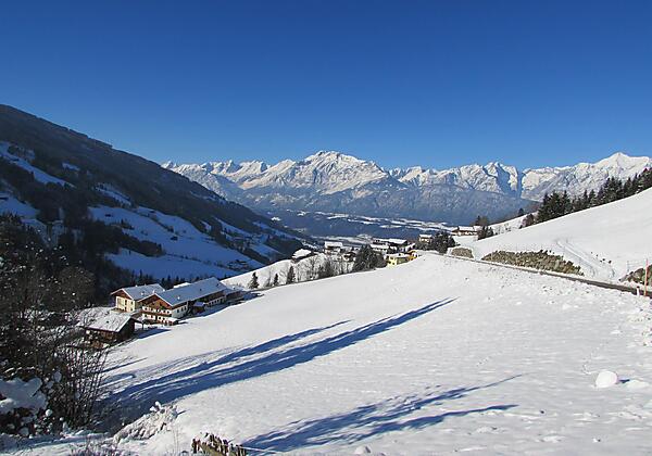 Blick auf den Floachhof und das Karwendel