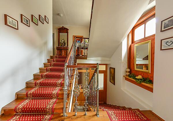 Gästeaufgang ins Obergeschoß