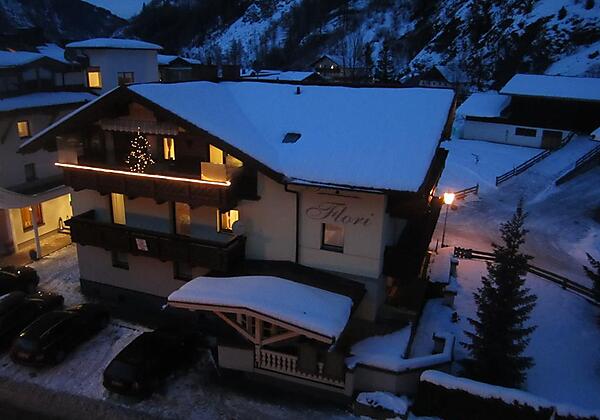 Garni Flori bei Nacht