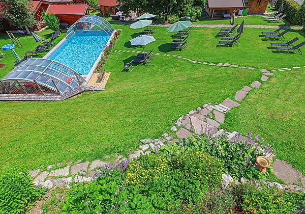 5000 m² Garten mit beheiztem und überdachtem Pool