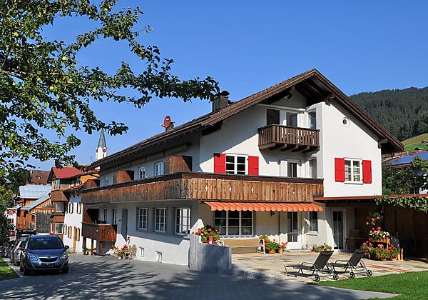 Haus am Brunnen: Sommeransicht