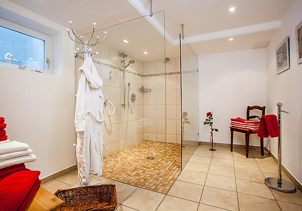 Gästehaus Eberhart Sauna Duschbereich