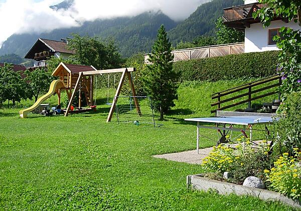 Gartenansicht mit Spielplatz