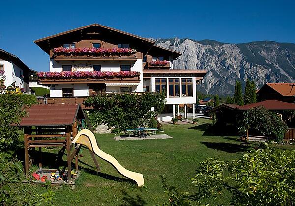 Hausansicht mit Spielplatz